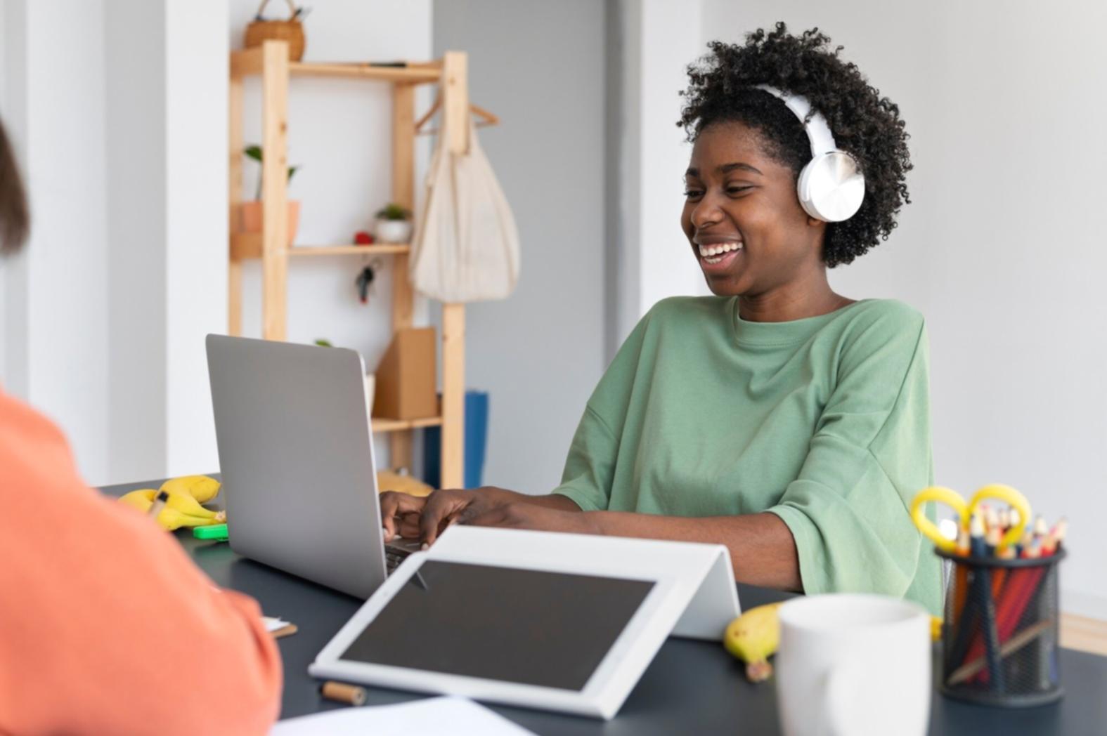Teamwork bei der Budgetplanung in modernem Büro